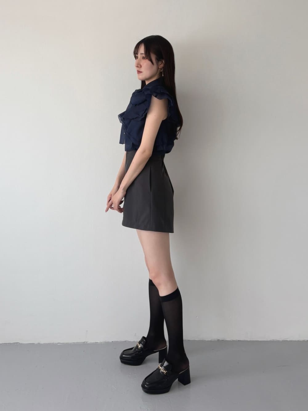 グレー系のその他パンツ、ブルー系のシャツ/ブラウスを着用したレディースの夏コーディネートの3枚目の写真