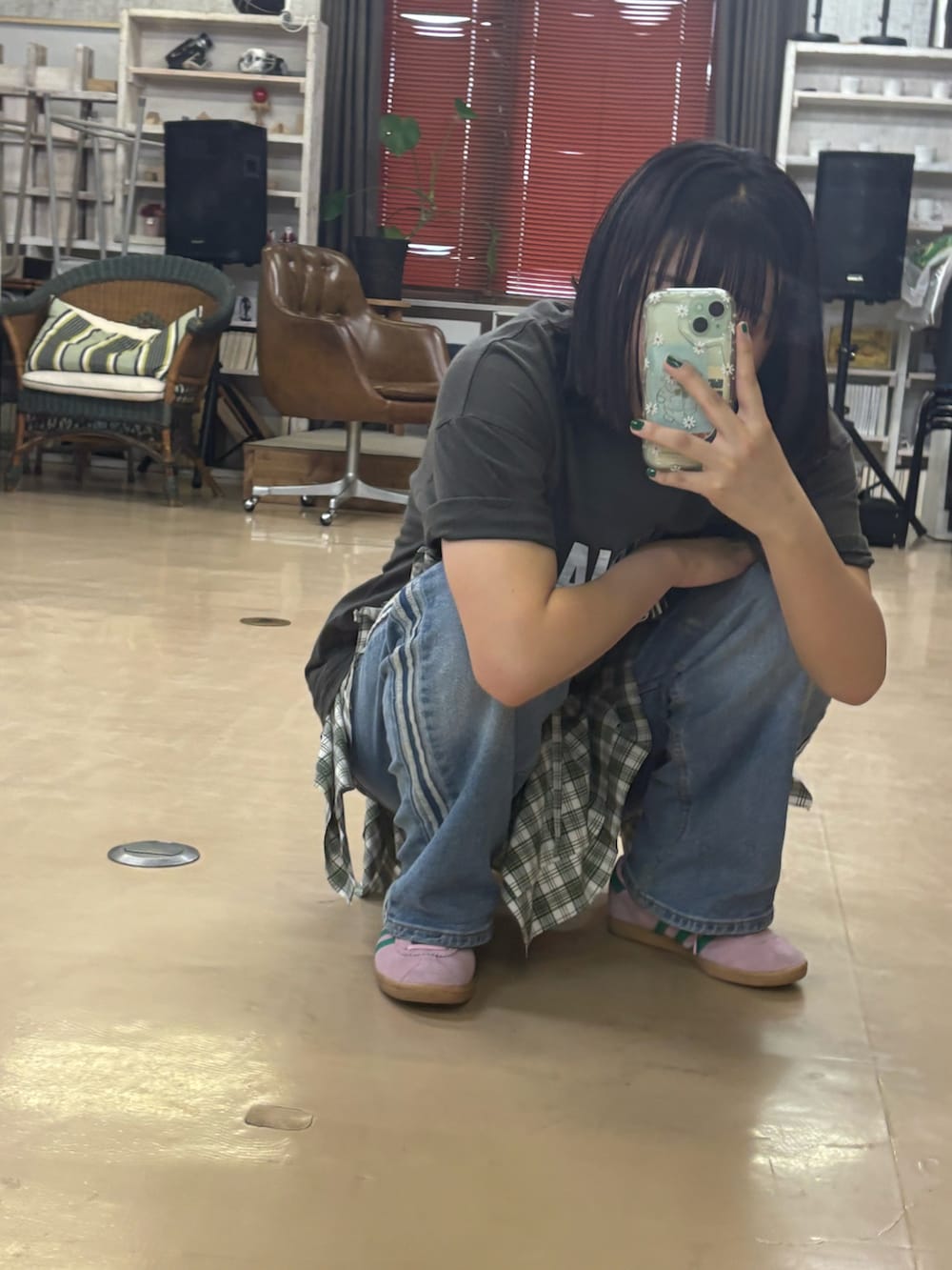 ピンク系のスニーカー、ブルー系のデニムパンツ、グリーン系のスカートを着用したレディースの春コーディネートの2枚目の写真