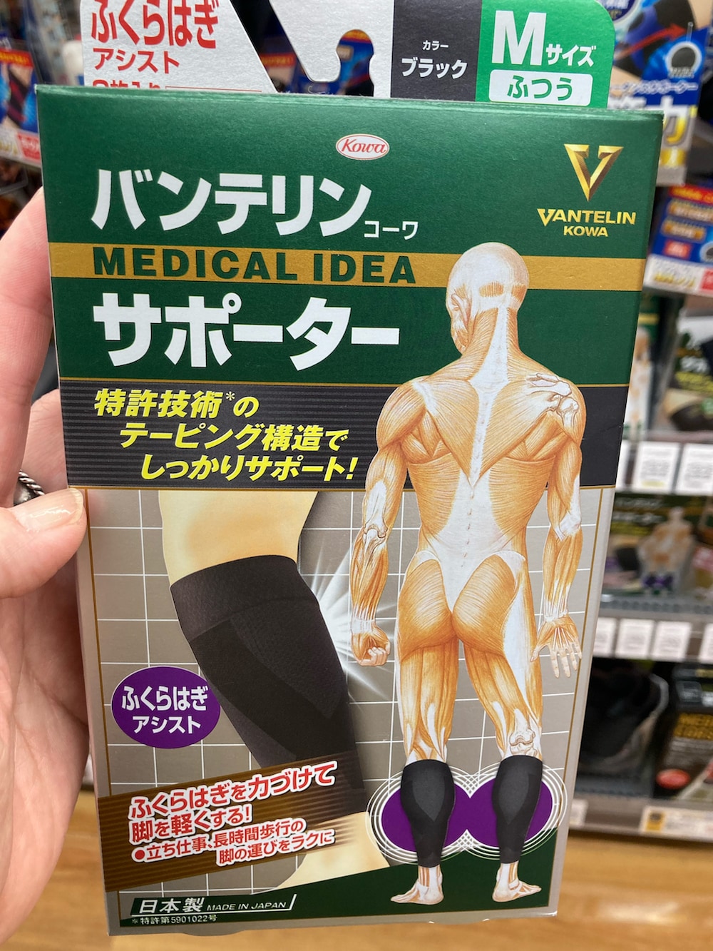 パープル系のシャツ/ブラウス、ブラウン系のショルダーバッグ、ブラウン系のパーカーを着用したレディースの冬コーディネートの3枚目の写真