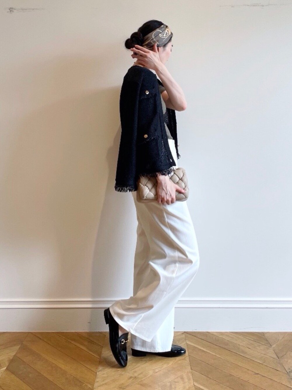 グリーン系のTシャツ/カットソー、ブラック系のカーディガン/ボレロ、ホワイト系のデニムパンツを着用したレディースの夏コーディネートの2枚目の写真