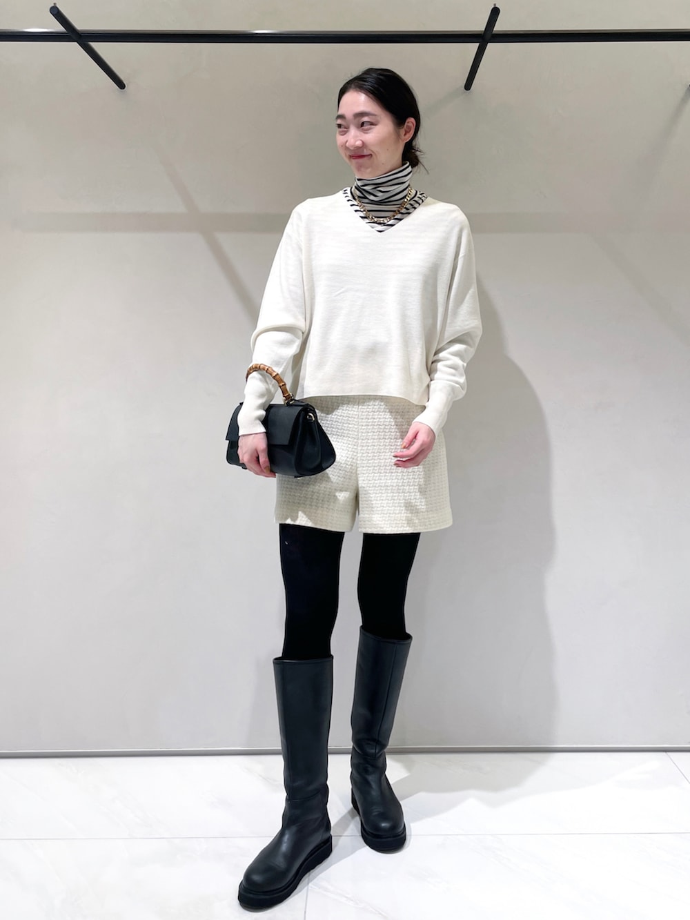 ホワイト系のノーカラージャケット、ホワイト系のその他パンツ、ホワイト系のニット/セーターを着用したレディースの冬コーディネートの3枚目の写真