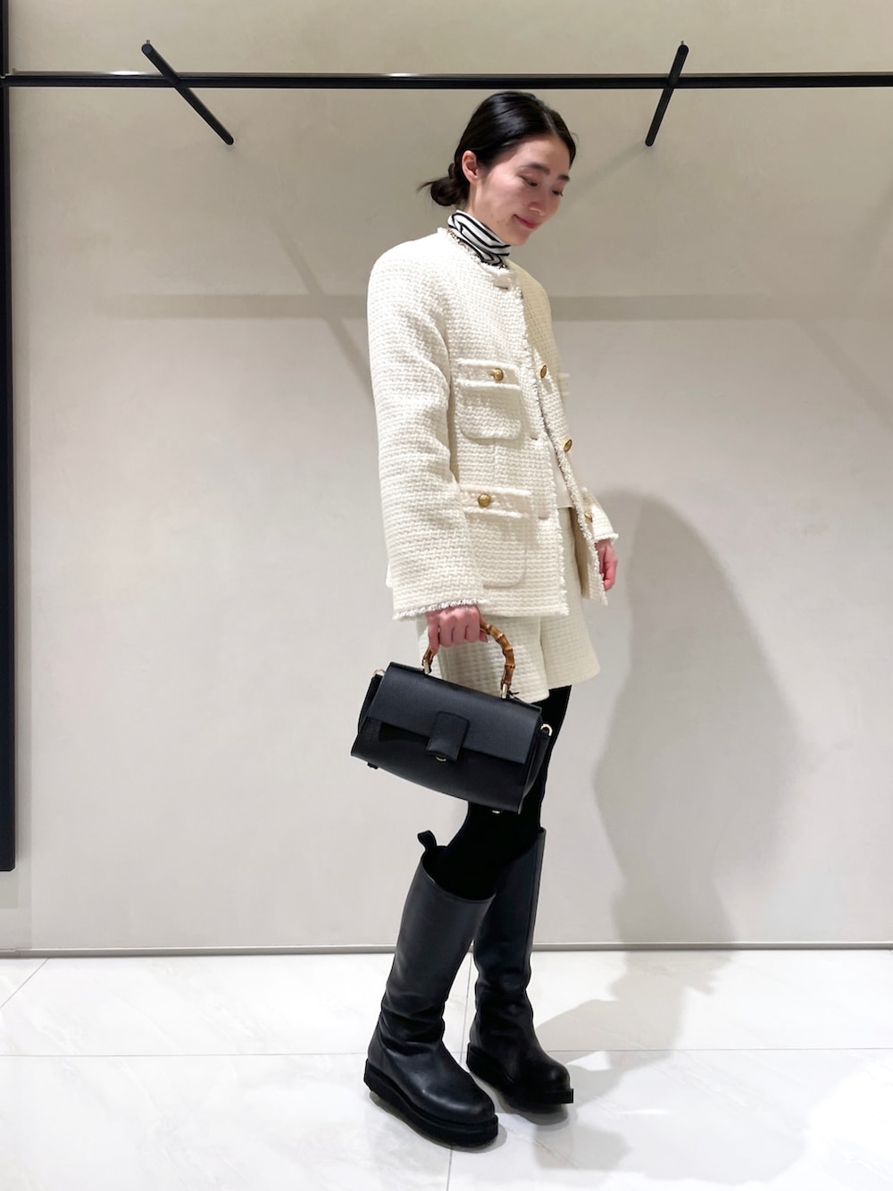 ホワイト系のノーカラージャケット、ホワイト系のその他パンツ、ホワイト系のニット/セーターを着用したレディースの冬コーディネートの2枚目の写真