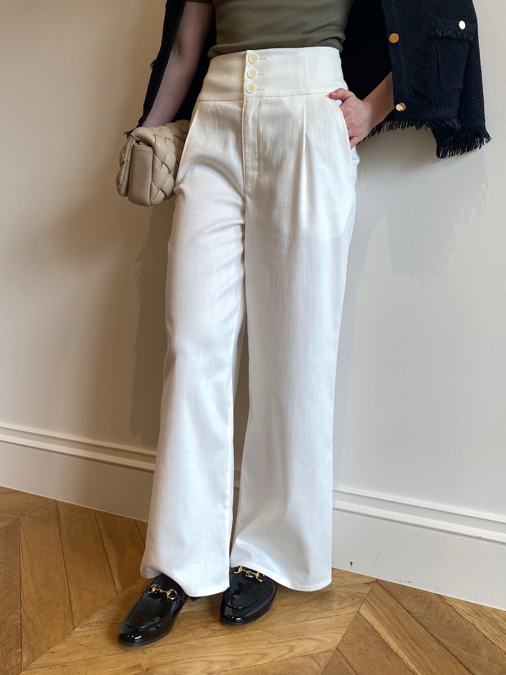 グリーン系のTシャツ/カットソー、ブラック系のカーディガン/ボレロ、ホワイト系のデニムパンツを着用したレディースの夏コーディネートの5枚目の写真