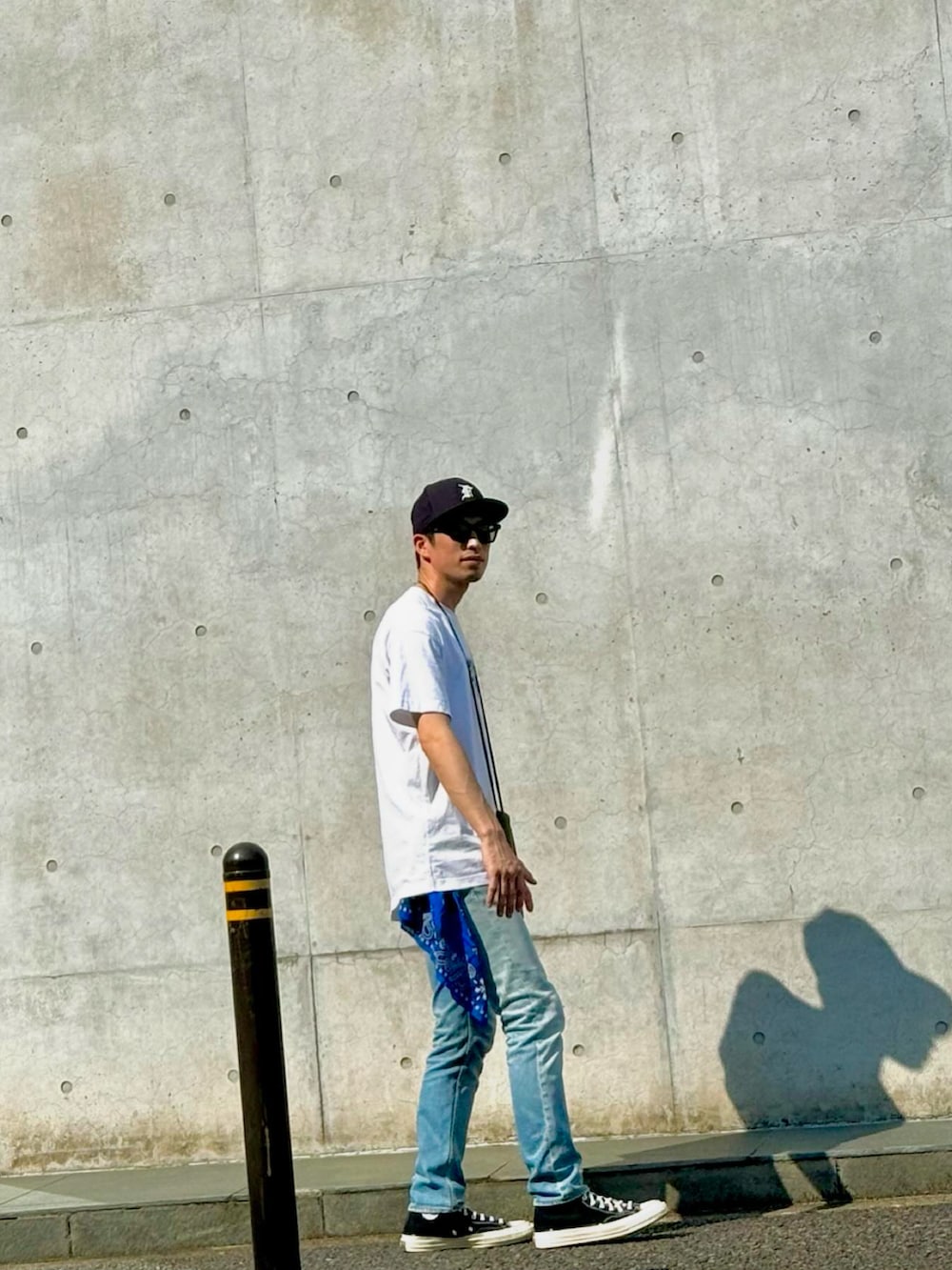 「大人カジュアル、今日のコーデ、kith、kithtreats、stoneisland、denim、skinny、FORSOMEONE、ramidus、converse、ct70、doublefoxing、MFCSTORE、sunkak」｜「KITHのアイテム（Tシャツ/カットソー、ホワイト系）」を使った、daisukefoghommeさん（メンズ・173cm）の秋コーディネートの2枚目の写真