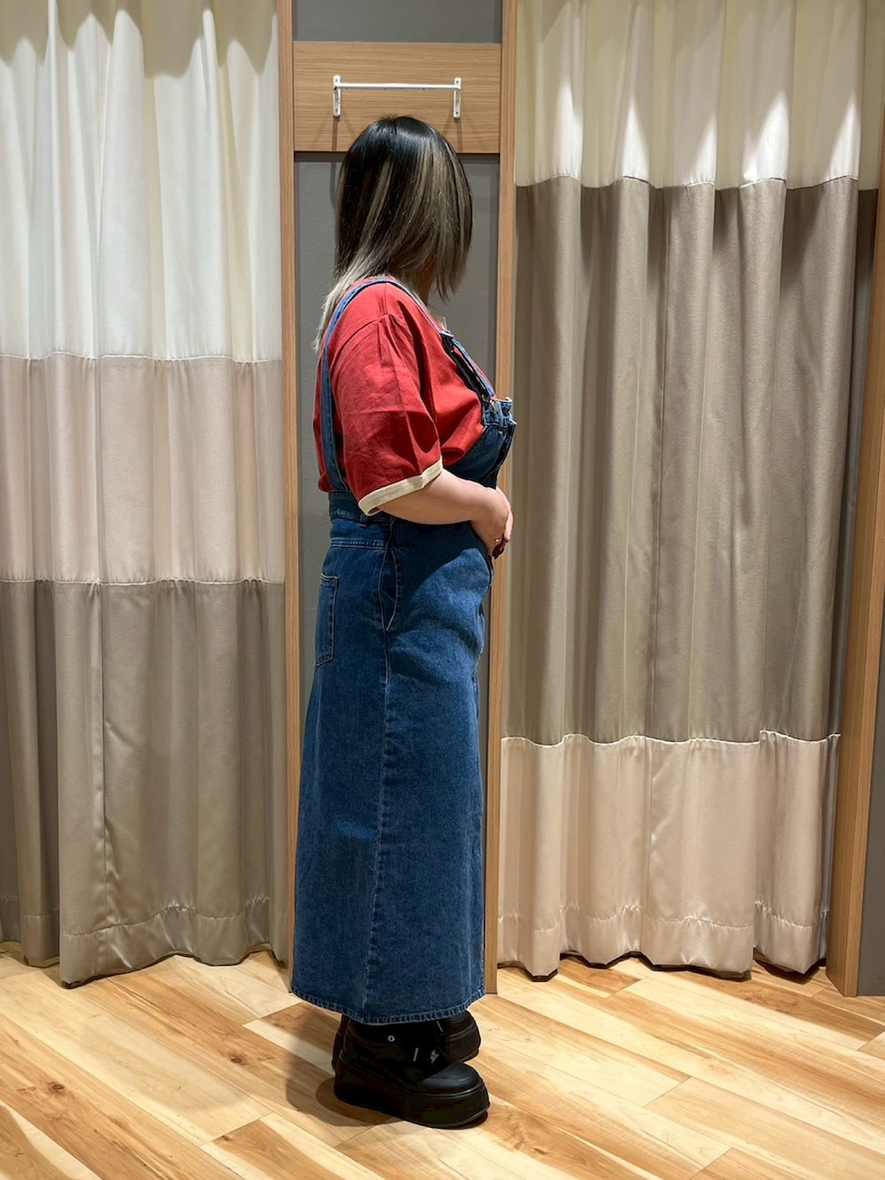 「SM2、エスエムツー、カジュアル、レッド、オーバーサイズ、リンガーTシャツ、Tシャツ、ネイビー、アシメ、サロペット、ジャンスカ、夏コーデ、低身長コーデ」｜「SM2のオーバーサイズリンガーTシャツ（Tシャツ/カットソー、レッド系）」を使った、さっち🐾さん（レディース・152cm）の春コーディネートの2枚目の写真