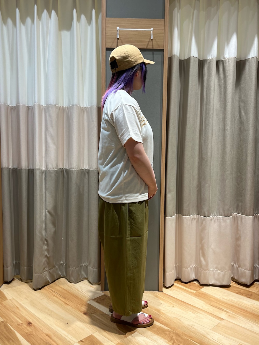 「SM2、Samansa Mos2、サマンサモスモス、サマンサ モスモス(Samansa Mos2)、ロゴ刺繍、Tシャツ、キナリ、接触冷感、コクーンパンツ、カーキ、キャップ、キャメル、サンダル、オフホワイト、低身長コーデ」｜「Samansa Mos2の【消臭効果】リネンバックロゴ刺繍キャップ（ハット、イエロー系）」を使った、さっち🐾さん（レディース・152cm）の夏コーディネートの2枚目の写真