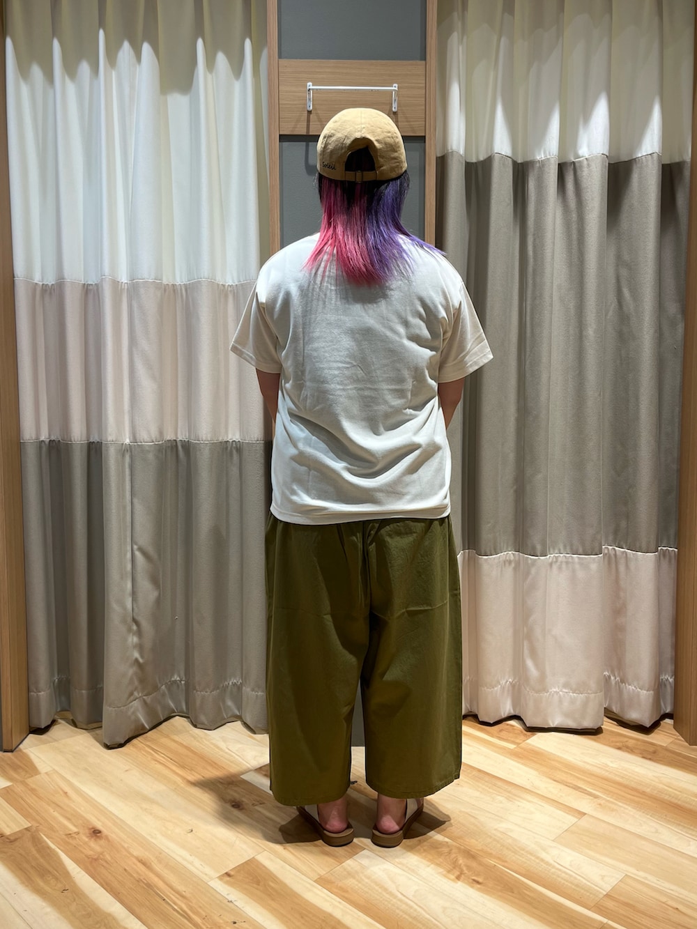 「SM2、Samansa Mos2、サマンサモスモス、サマンサ モスモス(Samansa Mos2)、ロゴ刺繍、Tシャツ、キナリ、接触冷感、コクーンパンツ、カーキ、キャップ、キャメル、サンダル、オフホワイト、低身長コーデ」｜「Samansa Mos2の【消臭効果】リネンバックロゴ刺繍キャップ（ハット、イエロー系）」を使った、さっち🐾さん（レディース・152cm）の夏コーディネートの3枚目の写真