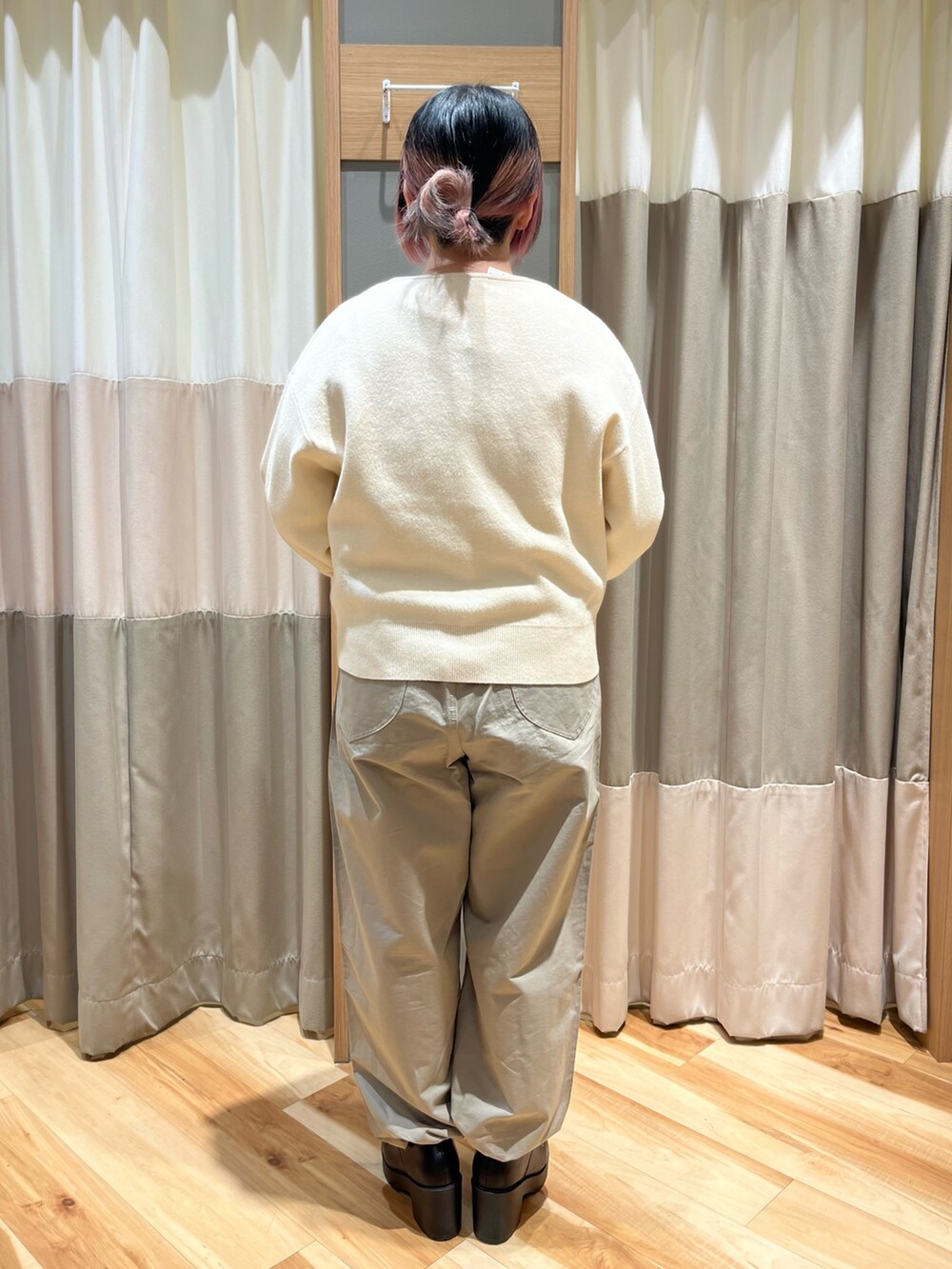 「SM2、Samansa Mos2、サマンサモスモス、サマンサ モスモス(Samansa Mos2)、メロートップス、ブルー、クルーネック、ジップ、カーディガン、フラップポケット、パンツスタイル、裾絞りパンツ、ドロスト、低身長コーデ」｜「Samansa Mos2のフラップポケット裾ドロストパンツ（その他パンツ、グリーン系）」を使った、さっち🐾さん（レディース・152cm）の春コーディネートの3枚目の写真
