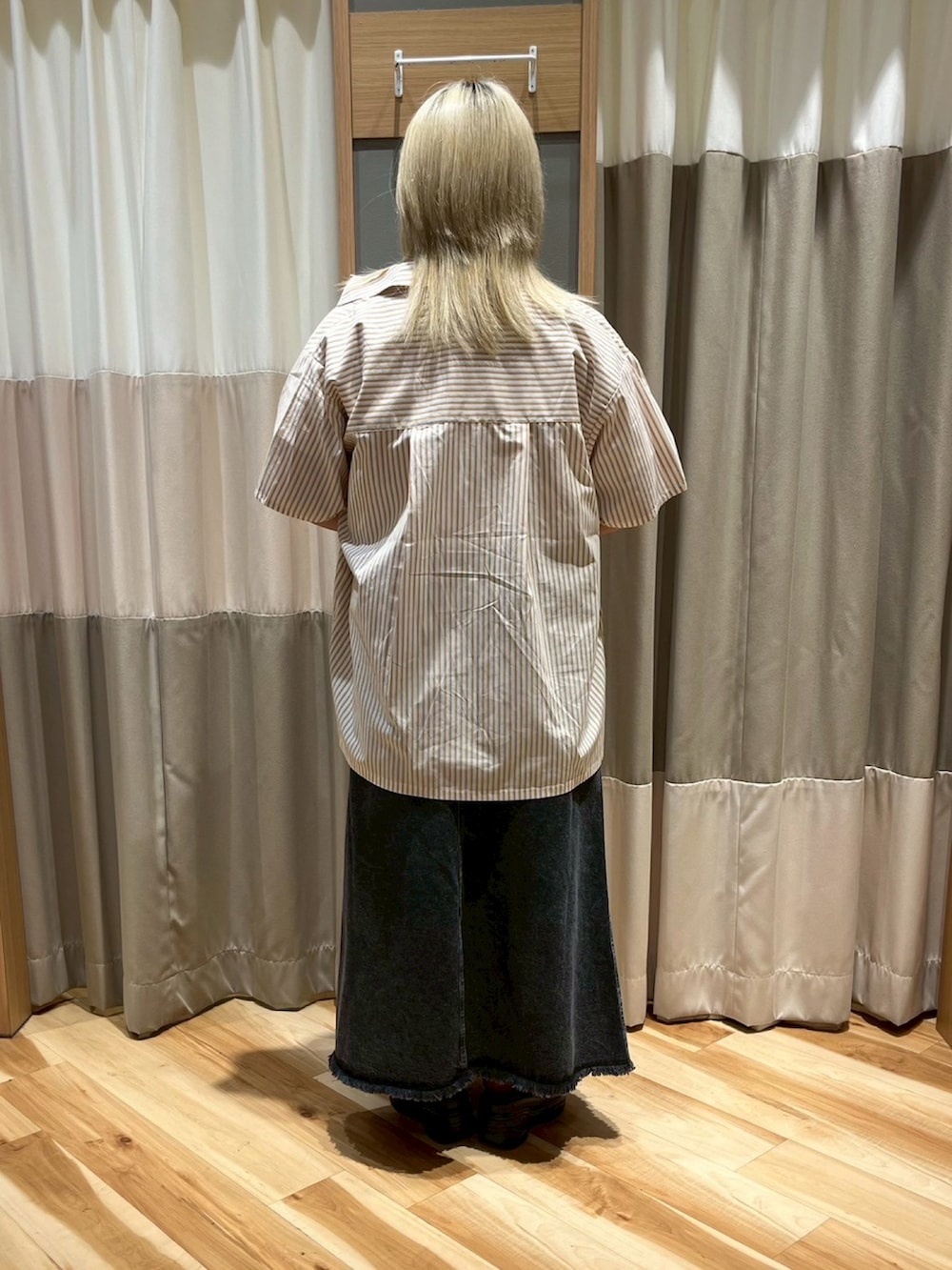 「SM2、エスエムツー、カジュアル、羽織り、ストライプシャツ、イエロー、ビッグシャツ、バンドT、オフホワイト、Tシャツ、ブラック、デニム、デニムスカート、ベイカースカート、低身長コーデ」｜「SM2のストライプ柄ビッグシャツ（シャツ/ブラウス、イエロー系）」を使った、さっち🐾さん（レディース・152cm）の夏コーディネートの3枚目の写真