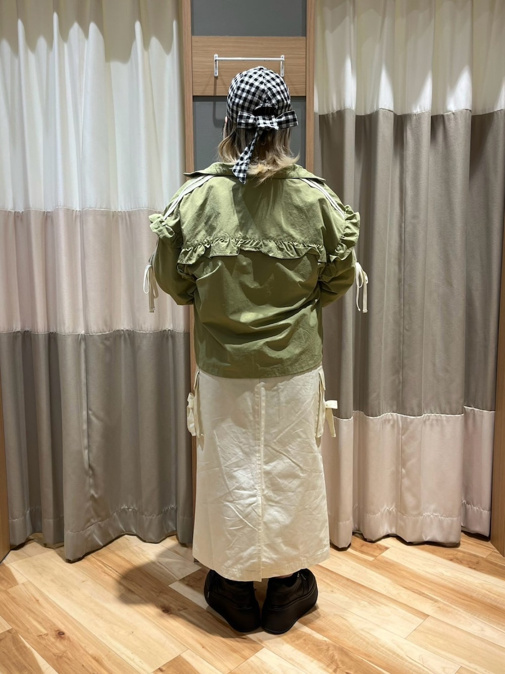 「SM2、Samansa Mos2、サマンサモスモス、ナチュラル、春コーデ、キャップ、チェック、トラックジャケット、リボン、カーキ、カーゴスカート、スカート、低身長コーデ」｜「Samansa Mos2のカーゴスカート（スカート、ホワイト系）」を使った、さっち🐾さん（レディース・152cm）の春コーディネートの3枚目の写真