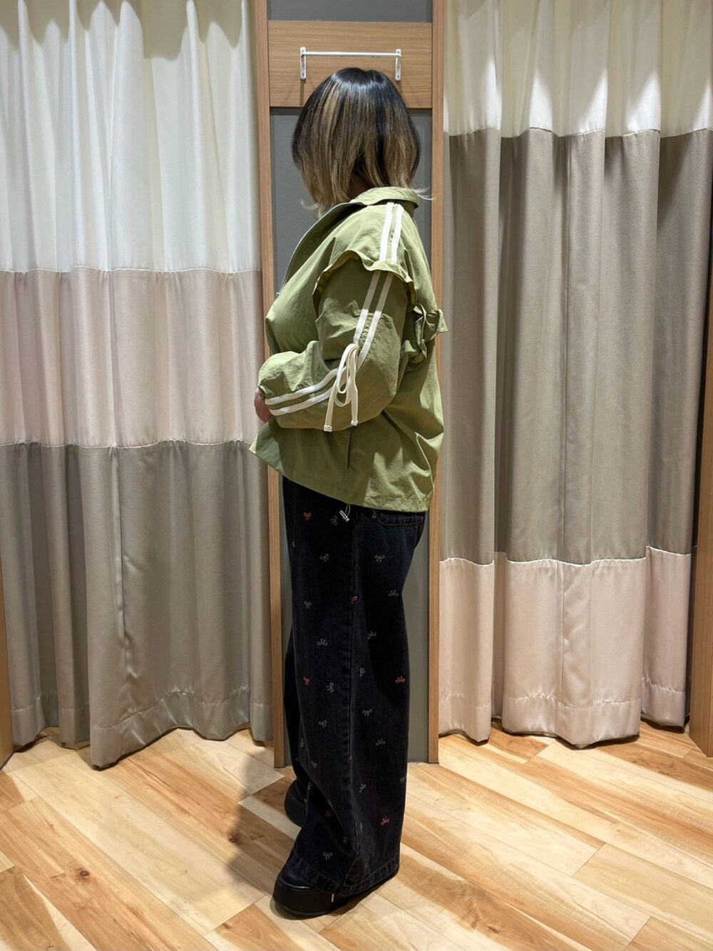「SM2、Samansa Mos2、サマンサモスモス、ナチュラル、シンプルコーデ、トラックジャケット、カーキ、リボン、デニム、デニムパンツ、ブラック、春コーデ、低身長コーデ」｜「Samansa Mos2のフリルトラックジャケット（ブルゾン、グリーン系）」を使った、さっち🐾さん（レディース・152cm）の春コーディネートの4枚目の写真