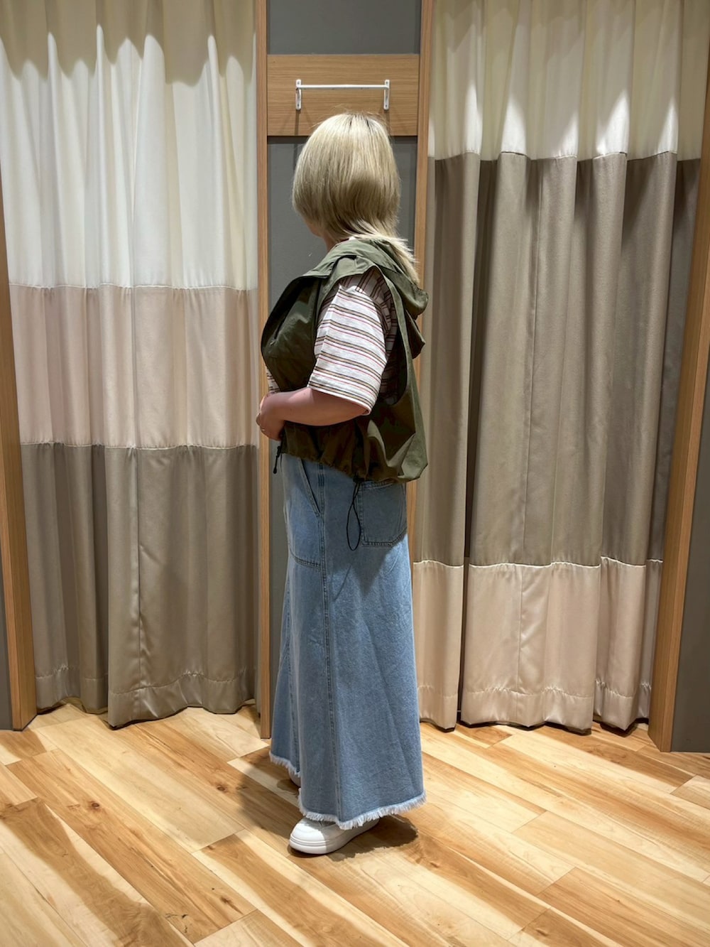 「SM2、エスエムツー、カジュアル、オフホワイト、ボーダー、Tシャツ、カーキ、ナイロン、ベスト、デニム、デニムスカート、フリンジ、スカート、サックスブルー、低身長コーデ」｜「SM2のマルチボーダーTシャツ（Tシャツ/カットソー、ホワイト系）」を使った、さっち🐾さん（レディース・152cm）の夏コーディネートの4枚目の写真