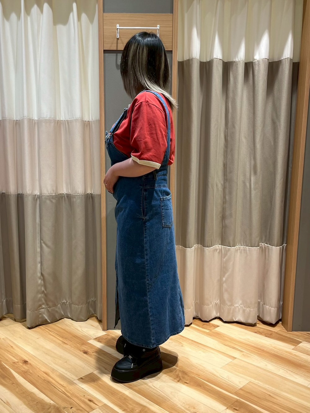「SM2、エスエムツー、カジュアル、レッド、オーバーサイズ、リンガーTシャツ、Tシャツ、ネイビー、アシメ、サロペット、ジャンスカ、夏コーデ、低身長コーデ」｜「SM2のオーバーサイズリンガーTシャツ（Tシャツ/カットソー、レッド系）」を使った、さっち🐾さん（レディース・152cm）の春コーディネートの4枚目の写真