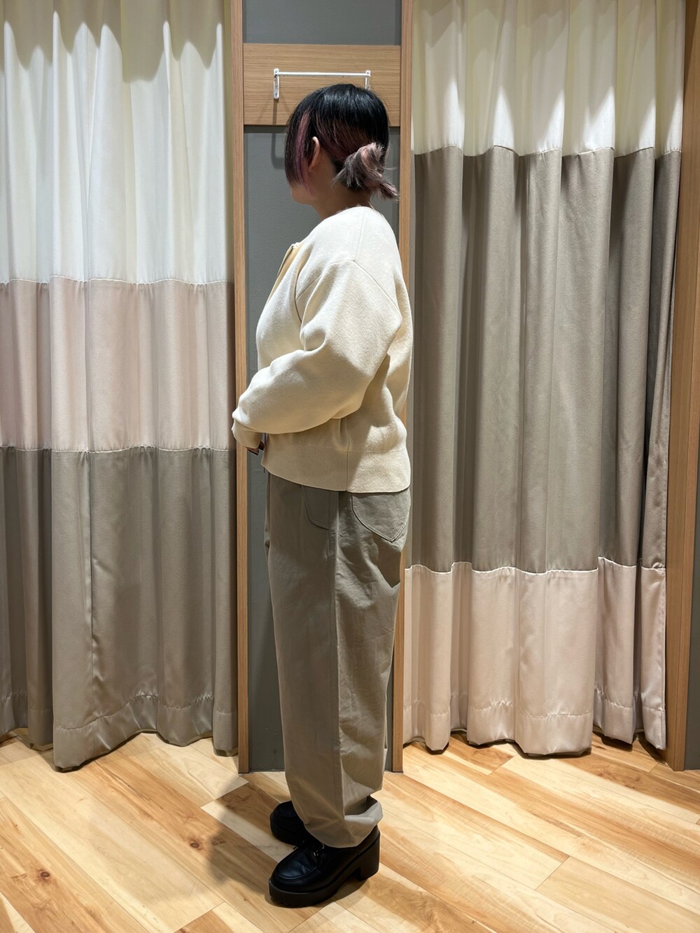 「SM2、Samansa Mos2、サマンサモスモス、サマンサ モスモス(Samansa Mos2)、メロートップス、ブルー、クルーネック、ジップ、カーディガン、フラップポケット、パンツスタイル、裾絞りパンツ、ドロスト、低身長コーデ」｜「Samansa Mos2のフラップポケット裾ドロストパンツ（その他パンツ、グリーン系）」を使った、さっち🐾さん（レディース・152cm）の春コーディネートの4枚目の写真