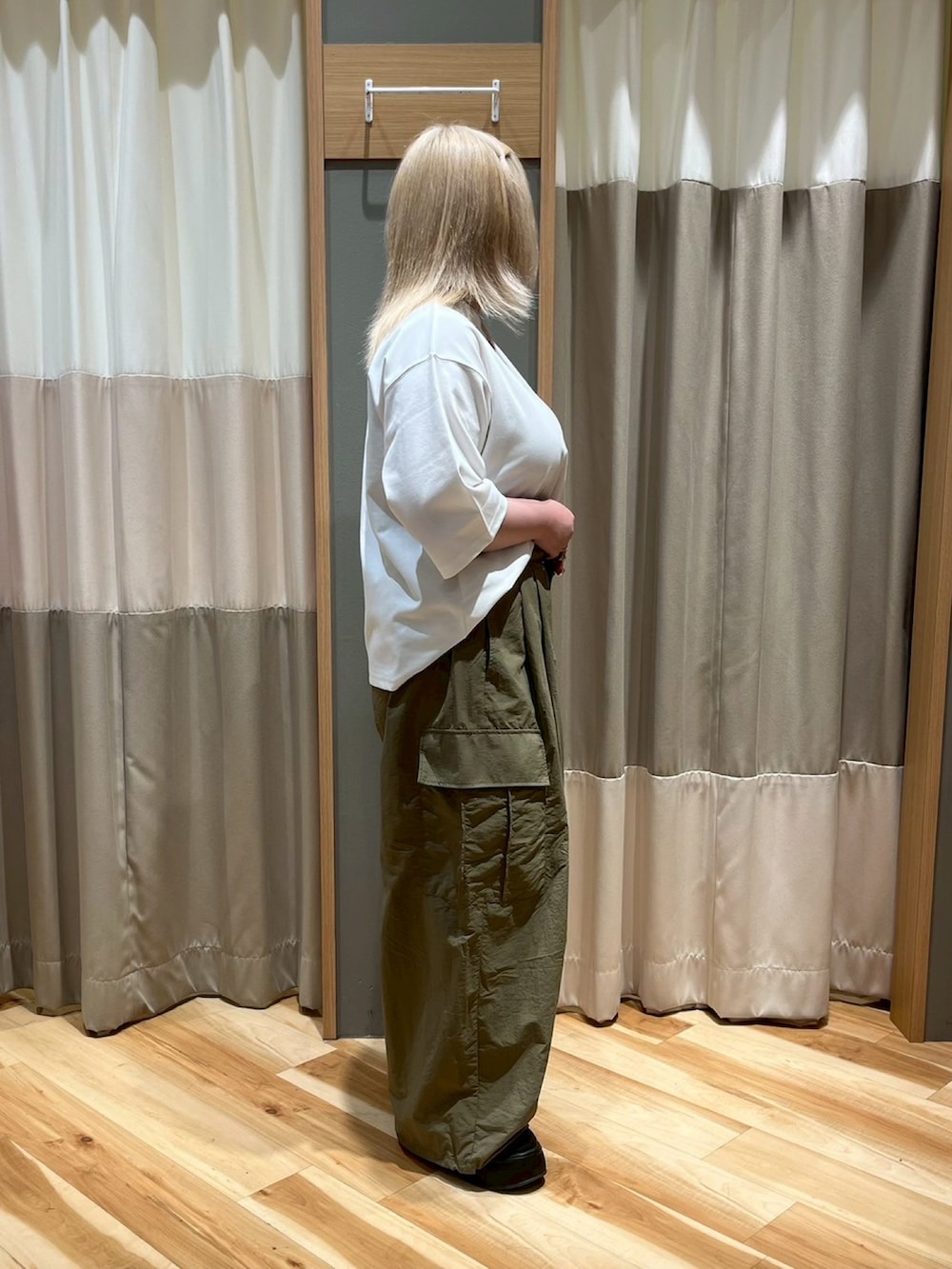 「Samansa Mos2 blue、サマンサモスモスブルー、カジュアルコーデ、シンプルコーデ、オフホワイト、ロゴT、刺繍、プルオーバー、カーキ、ナイロンパンツ、カーゴパンツ、夏コーデ、低身長コーデ」｜「Samansa Mos2 blueの◎ナイロンカーゴパンツ（その他パンツ、グリーン系）」を使った、さっち🐾さん（レディース・152cm）の春コーディネートの2枚目の写真