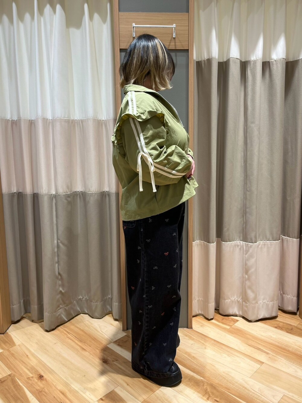 「SM2、Samansa Mos2、サマンサモスモス、ナチュラル、シンプルコーデ、トラックジャケット、カーキ、リボン、デニム、デニムパンツ、ブラック、春コーデ、低身長コーデ」｜「Samansa Mos2のフリルトラックジャケット（ブルゾン、グリーン系）」を使った、さっち🐾さん（レディース・152cm）の春コーディネートの2枚目の写真