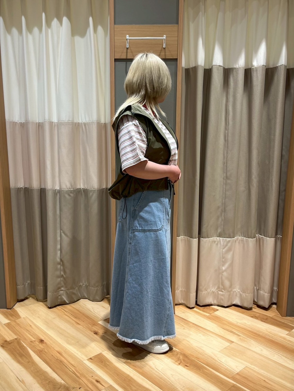 「SM2、エスエムツー、カジュアル、オフホワイト、ボーダー、Tシャツ、カーキ、ナイロン、ベスト、デニム、デニムスカート、フリンジ、スカート、サックスブルー、低身長コーデ」｜「SM2のマルチボーダーTシャツ（Tシャツ/カットソー、ホワイト系）」を使った、さっち🐾さん（レディース・152cm）の夏コーディネートの2枚目の写真