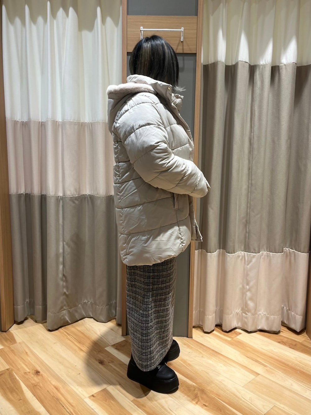 「Samansa Mos2 blue、サマンサモスモスブルー、カジュアルコーデ、キナリ、サガラ刺繍、スウェット、ニット、ブラック、ツイード、チェック、タイトスカート、ベージュ、パデットコート、冬コーデ、低身長コーデ」｜「Samansa Mos2 blueのスタイルアップパデットコート（その他アウター、ベージュ系）」を使った、さっち🐾さん（レディース・152cm）の冬コーディネートの2枚目の写真