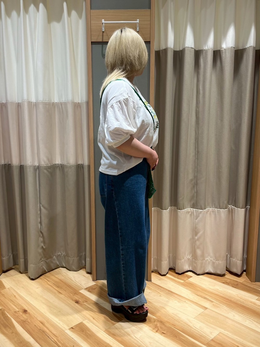 「Samansa Mos2、サマンサモスモス、ナチュラル、ブルー、デニム、デニムパンツ、パフスリーブ、オフホワイト、カットソー、グリーン、メタリック、ショルダーバッグ、シンプルコーデ、低身長コーデ」｜「Samansa Mos2のメタリックショルダーバッグ（ハンドバッグ、グリーン系）」を使った、さっち🐾さん（レディース・152cm）の夏コーディネートの2枚目の写真