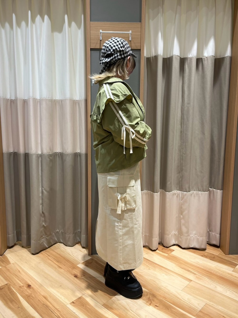 「SM2、Samansa Mos2、サマンサモスモス、ナチュラル、春コーデ、キャップ、チェック、トラックジャケット、リボン、カーキ、カーゴスカート、スカート、低身長コーデ」｜「Samansa Mos2のカーゴスカート（スカート、ホワイト系）」を使った、さっち🐾さん（レディース・152cm）の春コーディネートの2枚目の写真