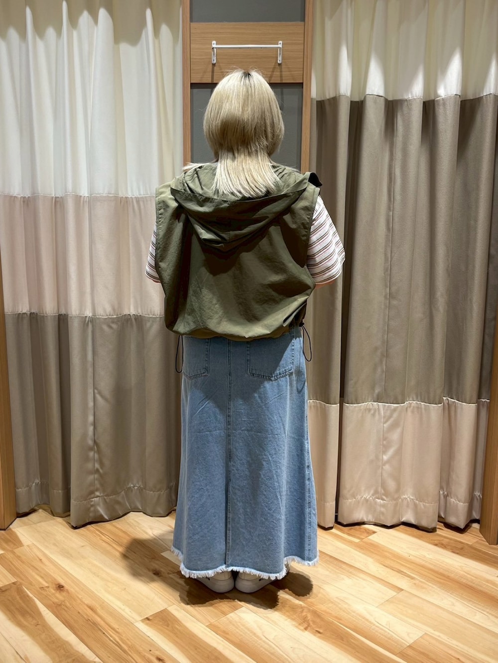 「SM2、エスエムツー、カジュアル、オフホワイト、ボーダー、Tシャツ、カーキ、ナイロン、ベスト、デニム、デニムスカート、フリンジ、スカート、サックスブルー、低身長コーデ」｜「SM2のマルチボーダーTシャツ（Tシャツ/カットソー、ホワイト系）」を使った、さっち🐾さん（レディース・152cm）の夏コーディネートの3枚目の写真