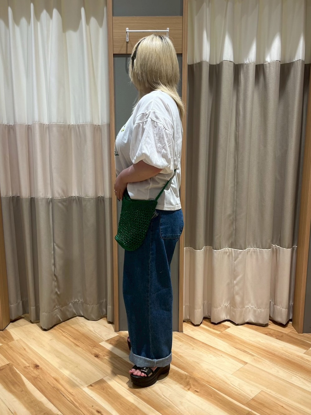 「Samansa Mos2、サマンサモスモス、ナチュラル、ブルー、デニム、デニムパンツ、パフスリーブ、オフホワイト、カットソー、グリーン、メタリック、ショルダーバッグ、シンプルコーデ、低身長コーデ」｜「Samansa Mos2のメタリックショルダーバッグ（ハンドバッグ、グリーン系）」を使った、さっち🐾さん（レディース・152cm）の夏コーディネートの4枚目の写真
