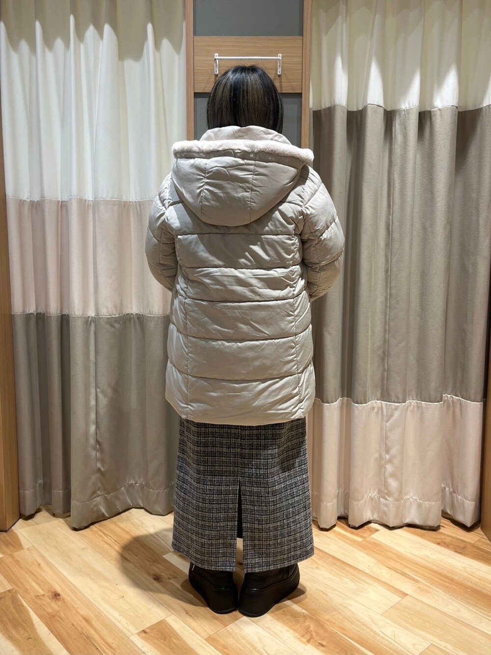 「Samansa Mos2 blue、サマンサモスモスブルー、カジュアルコーデ、キナリ、サガラ刺繍、スウェット、ニット、ブラック、ツイード、チェック、タイトスカート、ベージュ、パデットコート、冬コーデ、低身長コーデ」｜「Samansa Mos2 blueのスタイルアップパデットコート（その他アウター、ベージュ系）」を使った、さっち🐾さん（レディース・152cm）の冬コーディネートの3枚目の写真