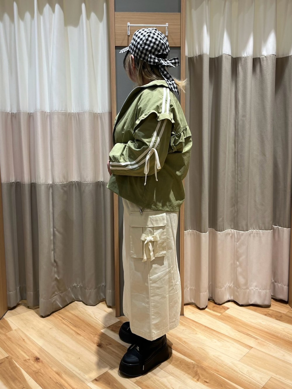 「SM2、Samansa Mos2、サマンサモスモス、ナチュラル、春コーデ、キャップ、チェック、トラックジャケット、リボン、カーキ、カーゴスカート、スカート、低身長コーデ」｜「Samansa Mos2のカーゴスカート（スカート、ホワイト系）」を使った、さっち🐾さん（レディース・152cm）の春コーディネートの4枚目の写真