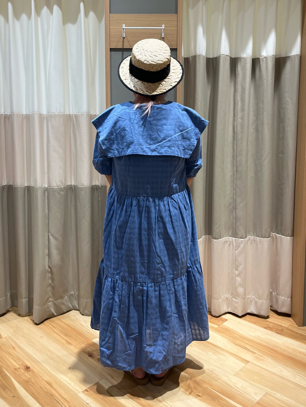 「SM2、Samansa Mos2、サマンサモスモス、サマンサ モスモス(Samansa Mos2)、ガーリー、ブルー、ワンピース、カンカン帽、ブラック、サンダル、オフホワイト、セーラーカラー、ティアード、ティアードワンピース、低身長コーデ」｜「Samansa Mos2のラフィア太リボンカンカン帽（ハット、ブラック系）」を使った、さっち🐾さん（レディース・152cm）の夏コーディネートの3枚目の写真