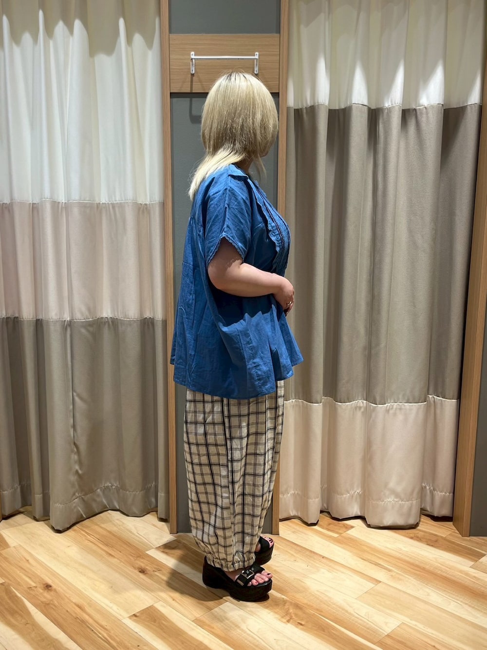 「Samansa Mos2、サマンサモスモス、ナチュラル、綿麻、切り替え、ギャザー、パンツスタイル、ブルー、レース、ピンタック、ブラウス、キナリ、チェック、低身長コーデ」｜「レースピンタックブラウスのアイテム（トップス、ブルー系）」を使った、さっち🐾さん（レディース・152cm）の夏コーディネートの2枚目の写真