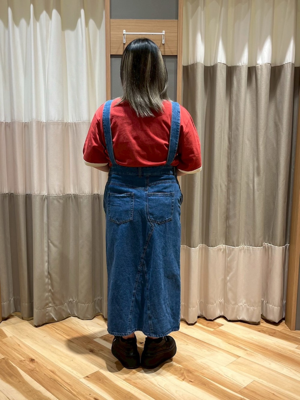 「SM2、エスエムツー、カジュアル、レッド、オーバーサイズ、リンガーTシャツ、Tシャツ、ネイビー、アシメ、サロペット、ジャンスカ、夏コーデ、低身長コーデ」｜「SM2のオーバーサイズリンガーTシャツ（Tシャツ/カットソー、レッド系）」を使った、さっち🐾さん（レディース・152cm）の春コーディネートの3枚目の写真