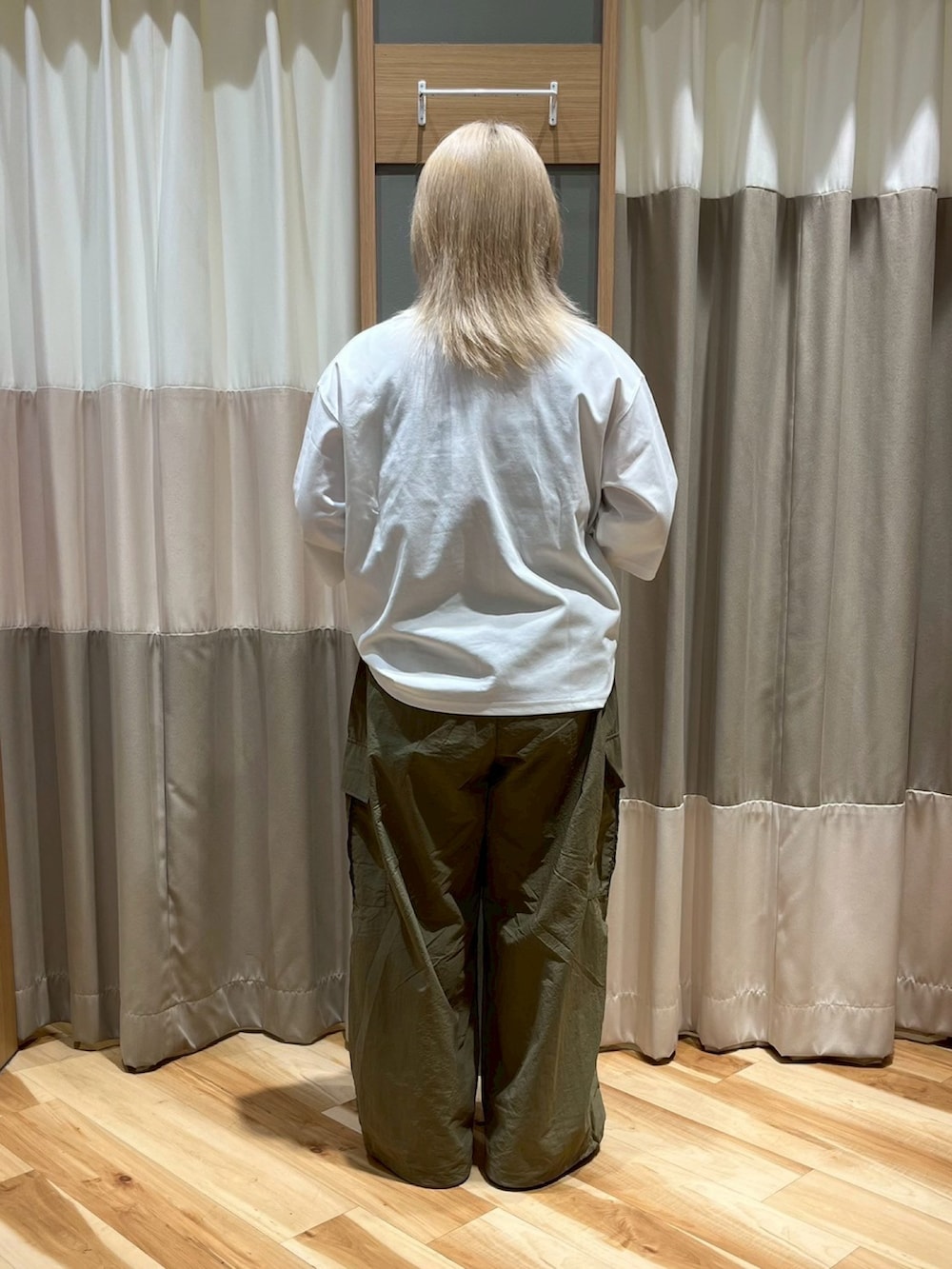 「Samansa Mos2 blue、サマンサモスモスブルー、カジュアルコーデ、シンプルコーデ、オフホワイト、ロゴT、刺繍、プルオーバー、カーキ、ナイロンパンツ、カーゴパンツ、夏コーデ、低身長コーデ」｜「Samansa Mos2 blueの◎ナイロンカーゴパンツ（その他パンツ、グリーン系）」を使った、さっち🐾さん（レディース・152cm）の春コーディネートの3枚目の写真