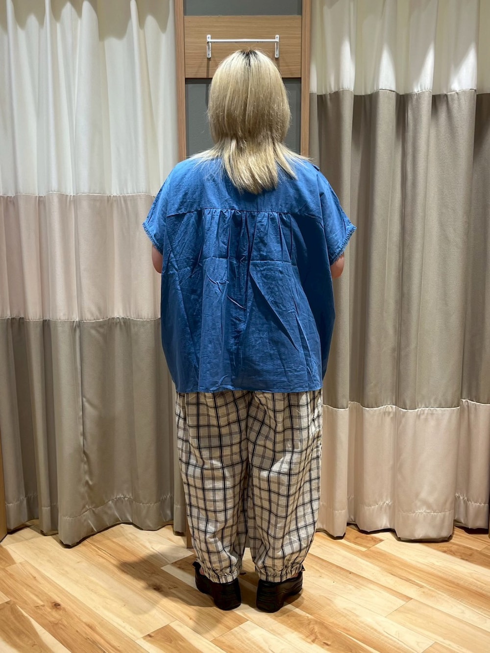 「Samansa Mos2、サマンサモスモス、ナチュラル、綿麻、切り替え、ギャザー、パンツスタイル、ブルー、レース、ピンタック、ブラウス、キナリ、チェック、低身長コーデ」｜「レースピンタックブラウスのアイテム（トップス、ブルー系）」を使った、さっち🐾さん（レディース・152cm）の夏コーディネートの3枚目の写真