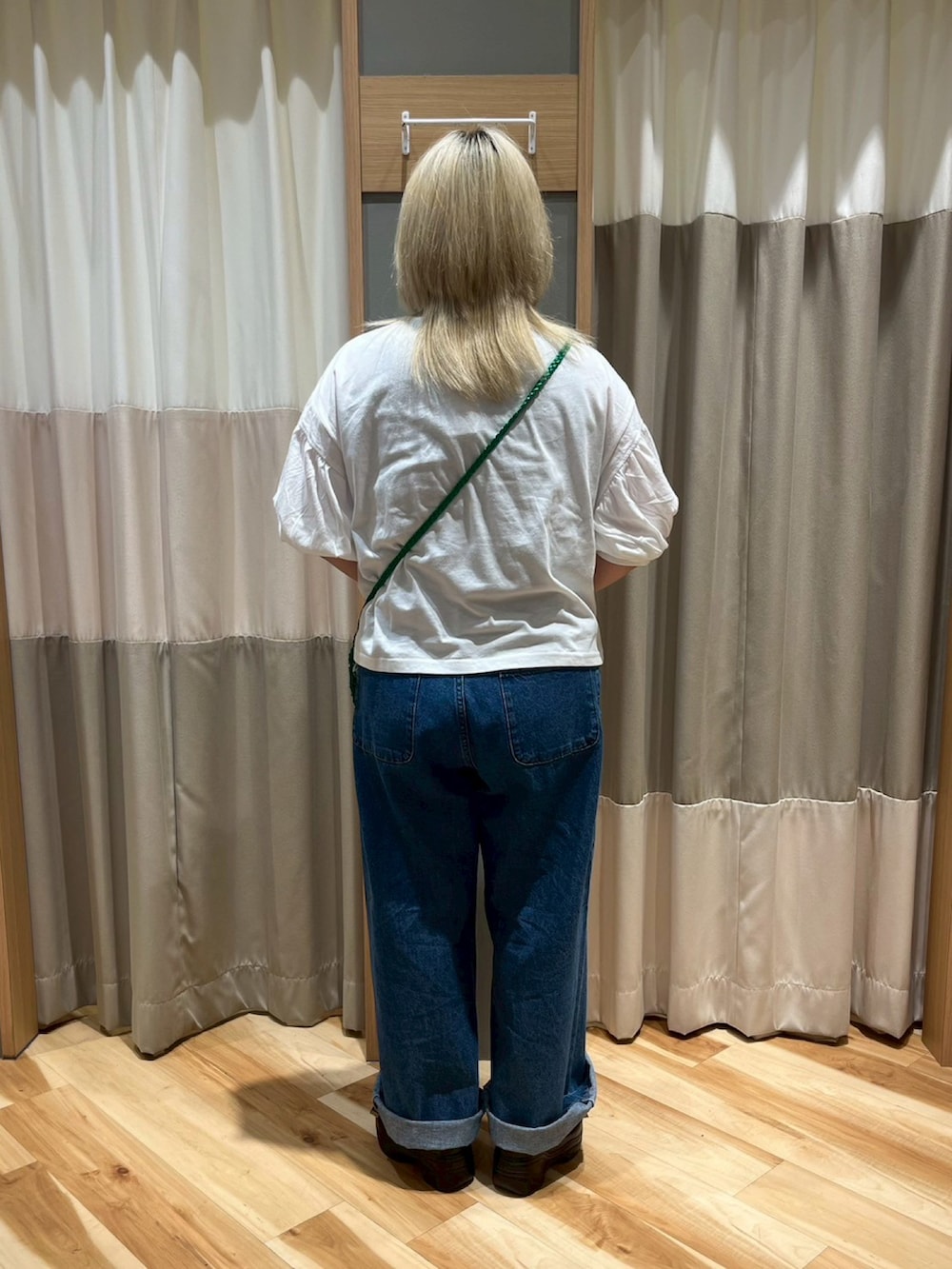 「Samansa Mos2、サマンサモスモス、ナチュラル、ブルー、デニム、デニムパンツ、パフスリーブ、オフホワイト、カットソー、グリーン、メタリック、ショルダーバッグ、シンプルコーデ、低身長コーデ」｜「Samansa Mos2のメタリックショルダーバッグ（ハンドバッグ、グリーン系）」を使った、さっち🐾さん（レディース・152cm）の夏コーディネートの3枚目の写真