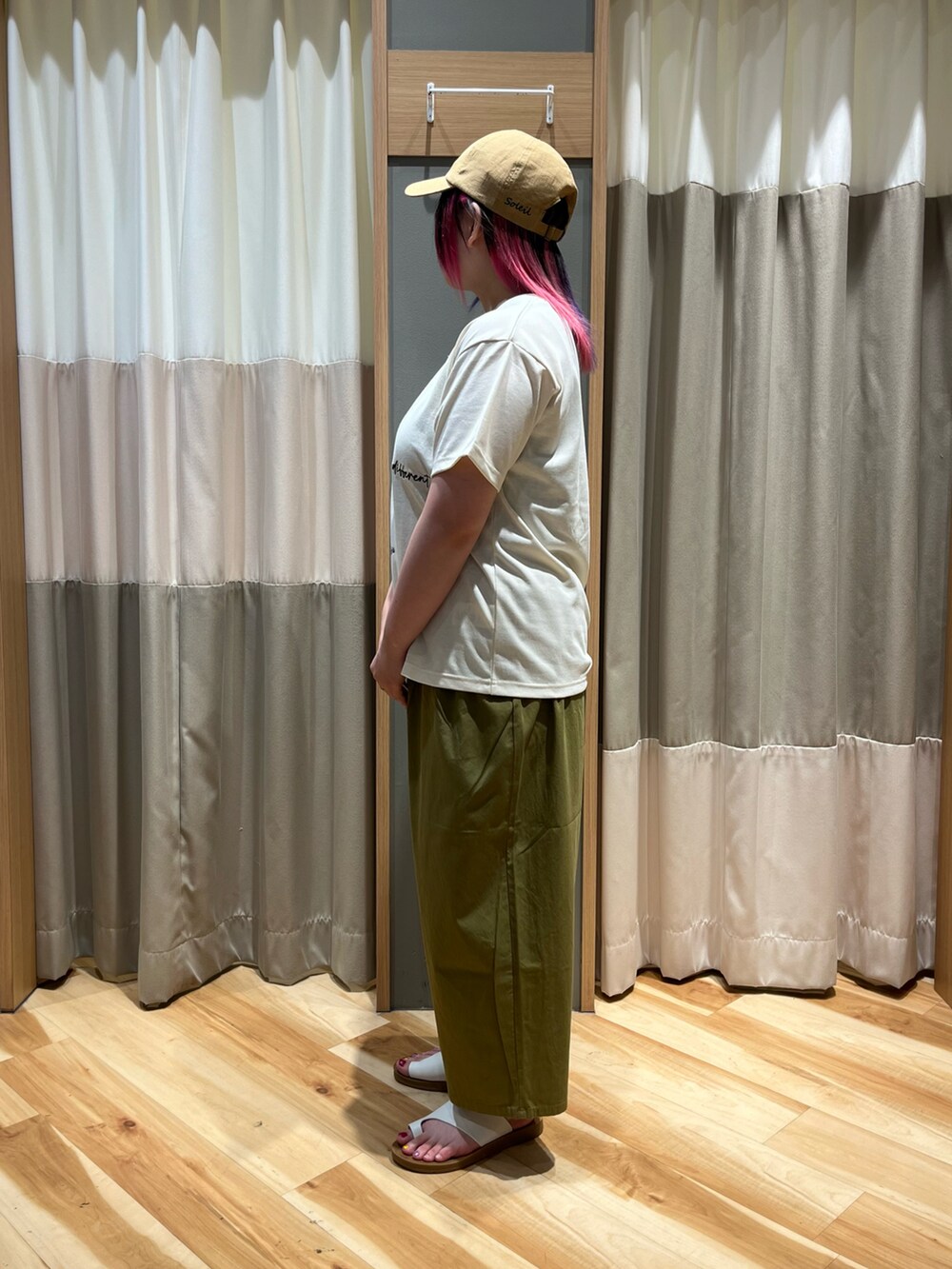 「SM2、Samansa Mos2、サマンサモスモス、サマンサ モスモス(Samansa Mos2)、ロゴ刺繍、Tシャツ、キナリ、接触冷感、コクーンパンツ、カーキ、キャップ、キャメル、サンダル、オフホワイト、低身長コーデ」｜「Samansa Mos2の【消臭効果】リネンバックロゴ刺繍キャップ（ハット、イエロー系）」を使った、さっち🐾さん（レディース・152cm）の夏コーディネートの4枚目の写真