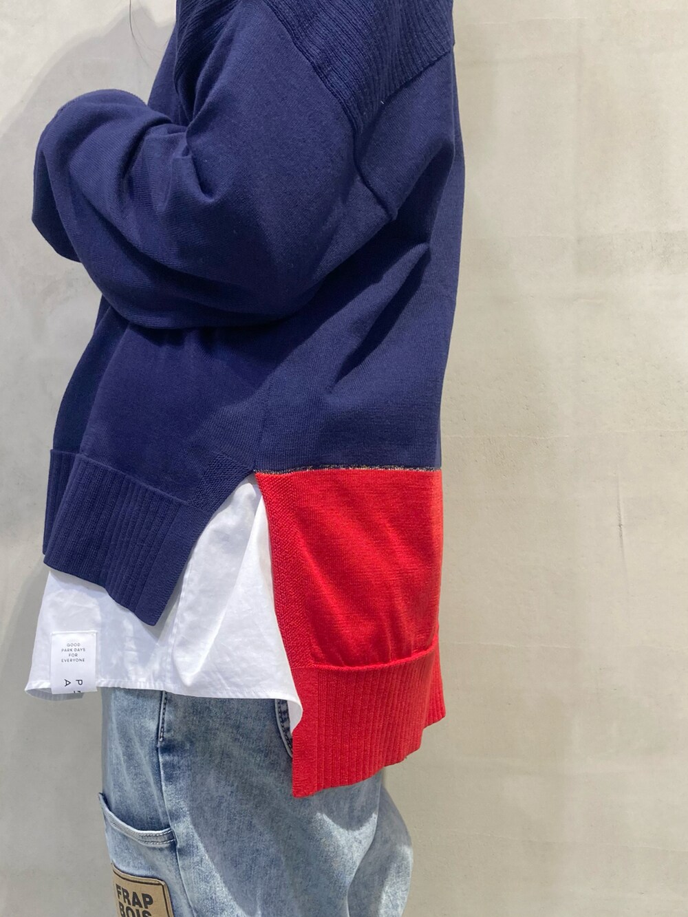 「FRAPBOIS、カジュアル、パンツスタイル、シャツスタイル、春コーデ、カーディガン、白シャツ、デニム、ケミカルウォッシュ、ネイビー、赤、マリン、ベレー帽、低身長、低身長コーデ」|「FRAPBOISのリブベレー(ハンチング/ベレー帽、ブラック系)」を使った、azuさん(レディース・153cm)の春コーディネートの2枚目の写真