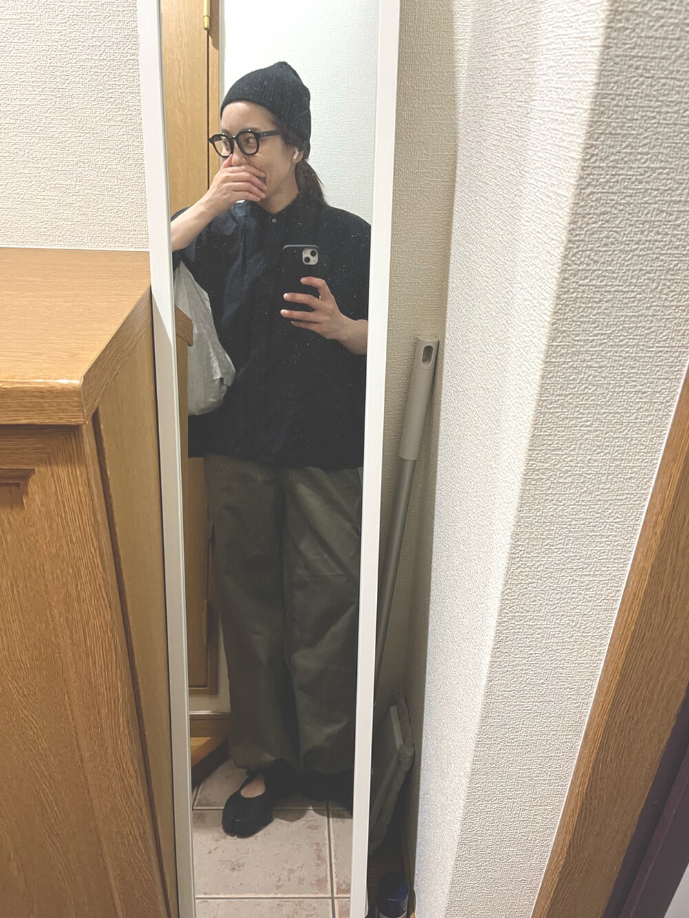 グリーン系のカーゴパンツ、ブラック系のシャツ/ブラウスを着用したレディースの春コーディネートの2枚目の写真