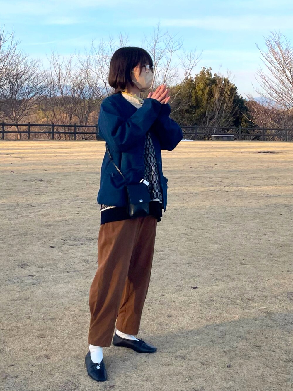 イエロー系のTシャツ/カットソー、ホワイト系のシャツ/ブラウス、ブルー系のデニムジャケットを着用したレディースの冬コーディネートの2枚目の写真