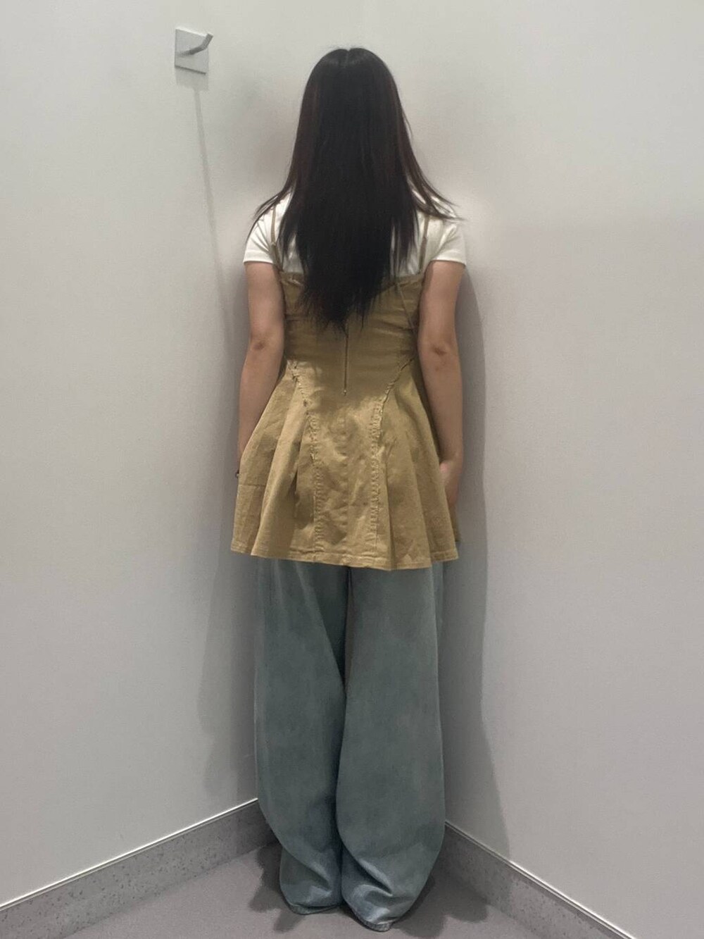 ホワイト系のTシャツ/カットソー、ベージュ系のワンピース、ブルー系のデニムパンツを着用したレディースの夏コーディネートの2枚目の写真