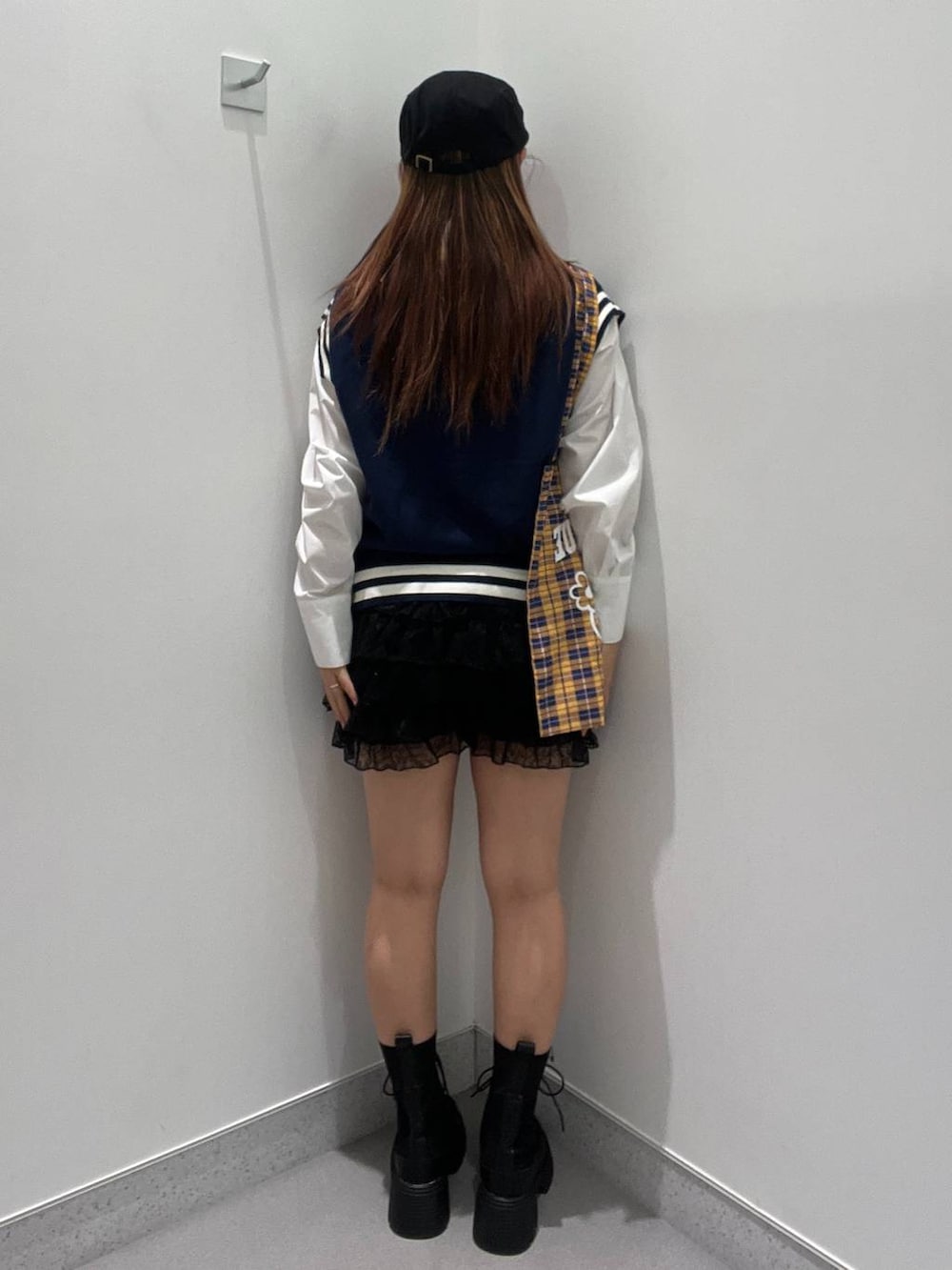 ベージュ系のその他パンツ、ブラック系のブーツ、ホワイト系のシャツ/ブラウスを着用したレディースの春コーディネートの2枚目の写真