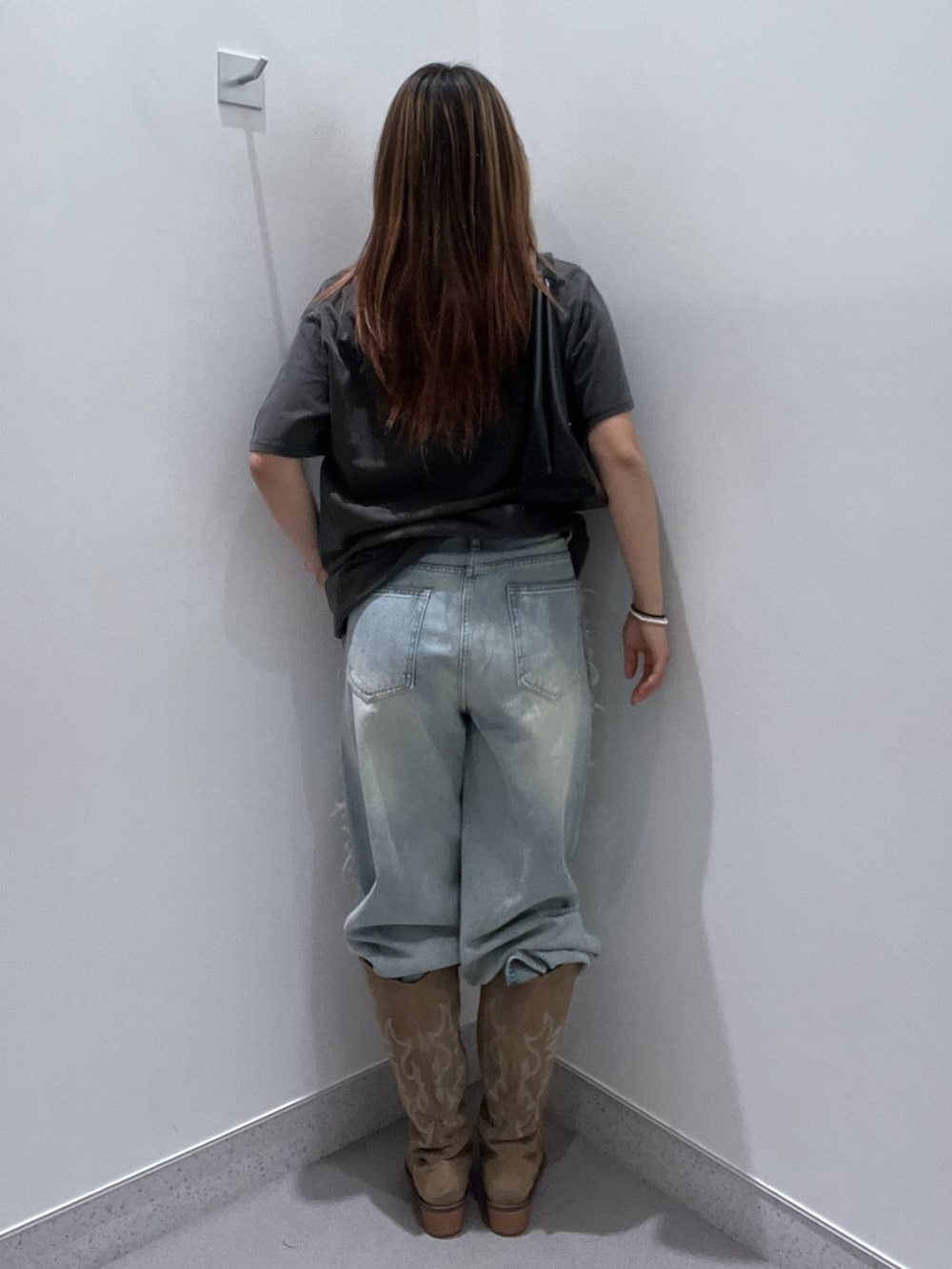 グレー系のTシャツ/カットソー、ブラック系のショルダーバッグ、ブラウン系のブーツを着用したレディースの春コーディネートの3枚目の写真