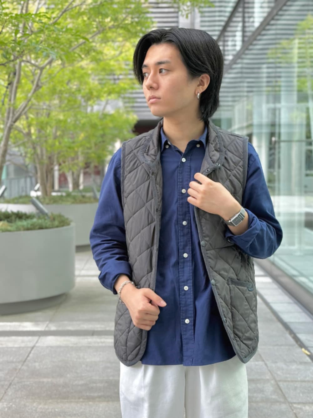 グレー系のベストを着用したメンズの秋コーディネートの3枚目の写真