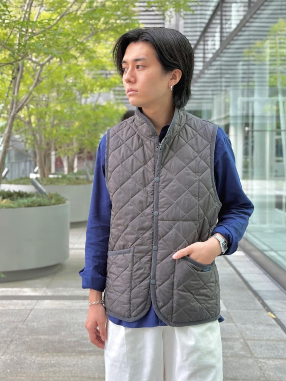 グレー系のベストを着用したメンズの秋コーディネートの2枚目の写真