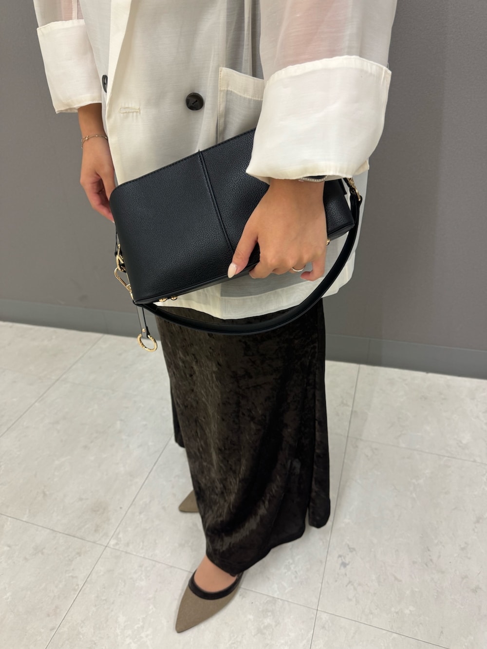 ブラウン系のワンピース、ホワイト系のその他アウターを着用したレディースの秋コーディネートの2枚目の写真