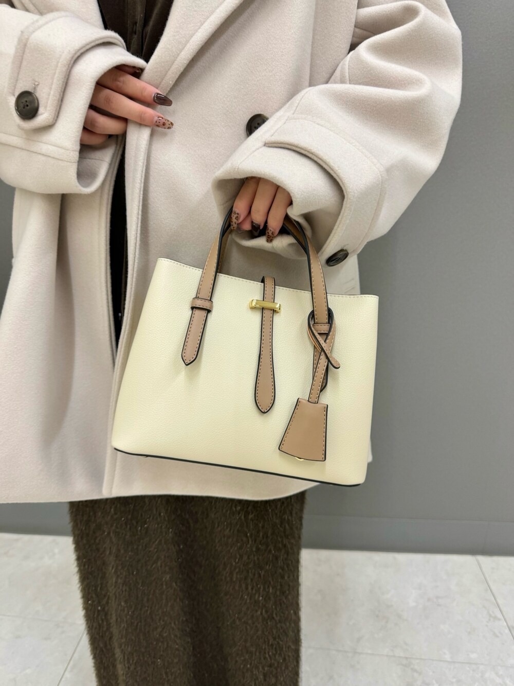 ブラウン系のシャツ/ブラウス、ベージュ系のその他アウター、ブラウン系のスカートを着用したレディースの秋コーディネートの3枚目の写真