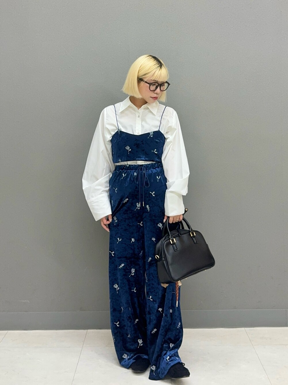 ブルー系のその他トップス、ブルー系のその他パンツ、ホワイト系のシャツ/ブラウスを着用したレディースの秋コーディネートの2枚目の写真