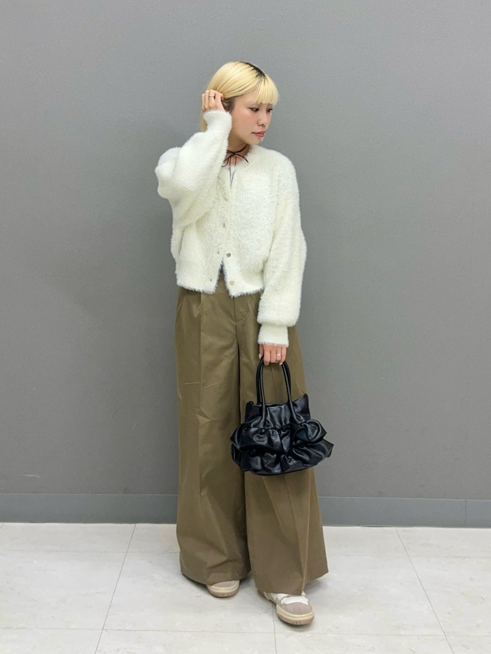 ホワイト系のカーディガン/ボレロ、ベージュ系のその他パンツを着用したレディースの秋コーディネートの2枚目の写真