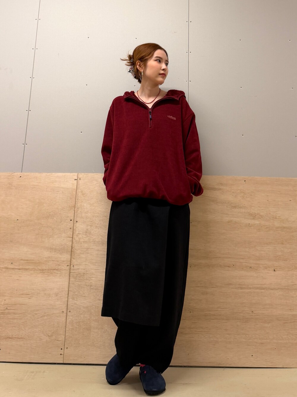 レッド系のパーカー、ブラック系のその他パンツ、ブルー系のサンダルを着用したレディースの秋コーディネートの3枚目の写真