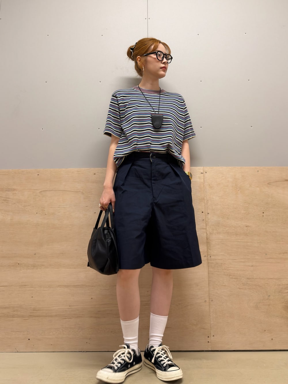 ブルー系のトップス、ブルー系のその他パンツ、ブラック系のショルダーバッグを着用したレディースの春コーディネートの2枚目の写真