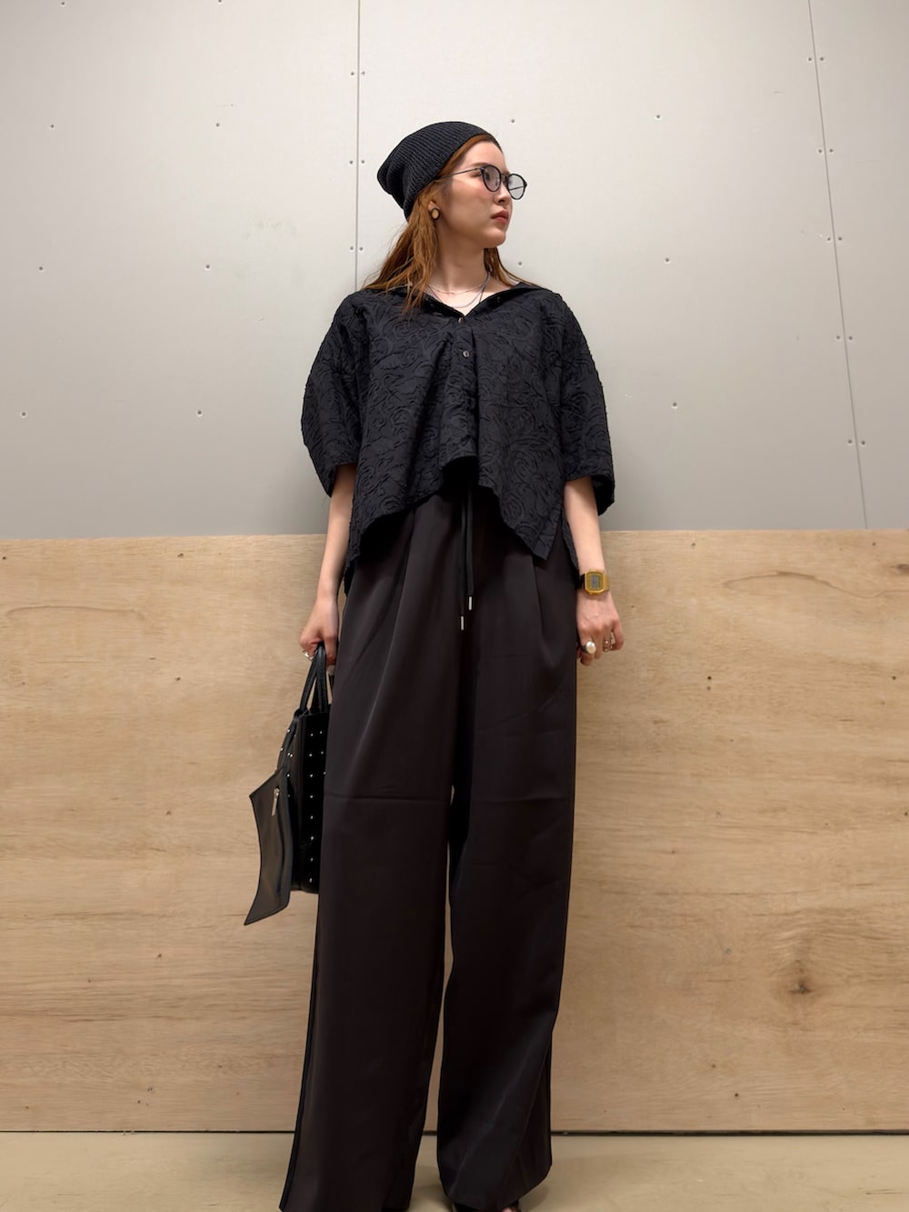 グレー系のその他パンツ、ブラック系のシャツ/ブラウス、ブラック系のサンダルを着用したレディースの春コーディネートの2枚目の写真